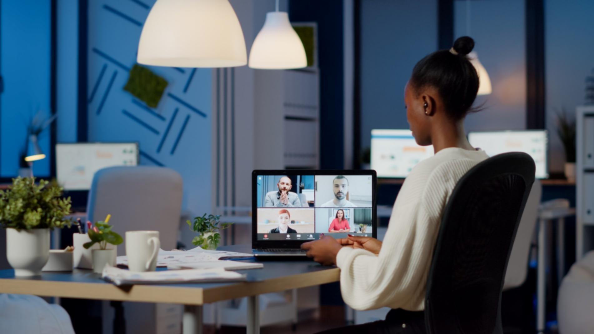 Komplexe Chartanalyse mit verschiedenen technischen Indikatoren