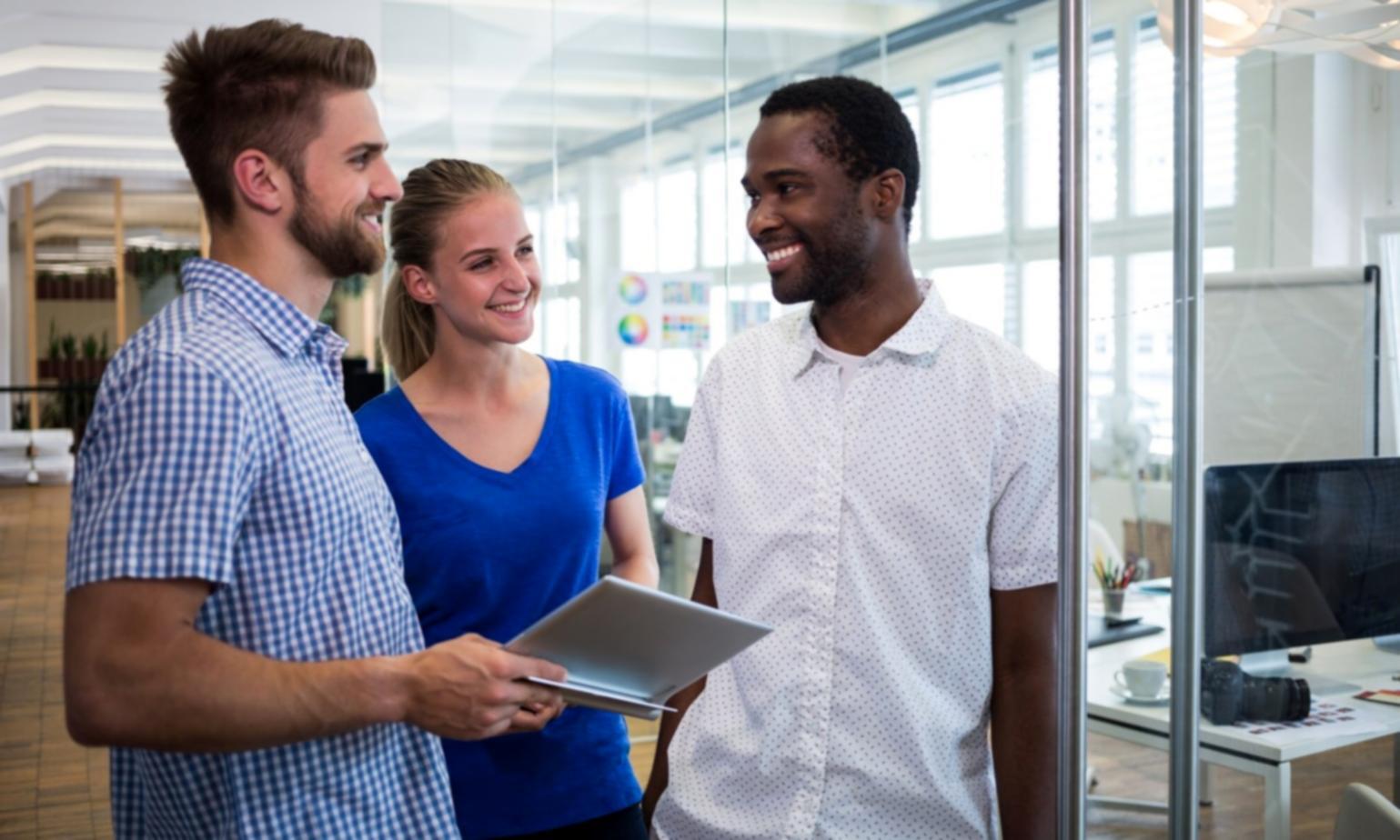 Detaillierte Finanzcharts und Marktanalysen auf professionellen Monitoren
