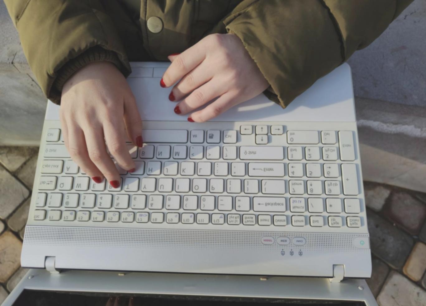 Moderne Arbeitsumgebung mit Finanzanalyse-Software und Datenvisualisierung